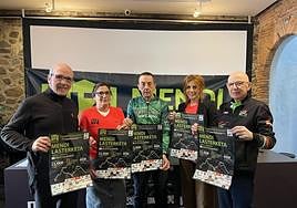 Miembros de la organización, de los ayuntamientos y de la asociación Argazkia, durante la presentación de la carrera, este viernes, en el Portalón.