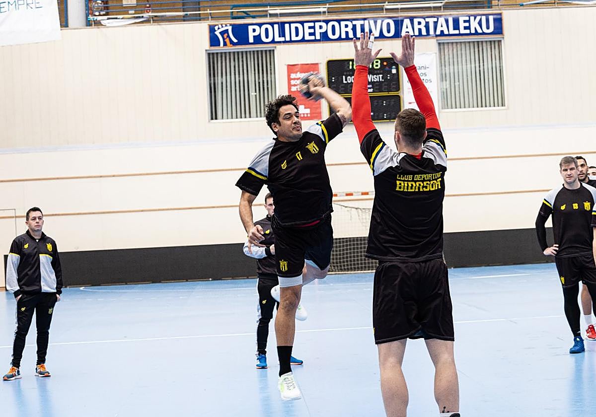 Rodrigo Salinas lanza frente a Mihajlo Mitic en un entrenamiento en Artaleku.