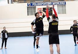 Rodrigo Salinas lanza frente a Mihajlo Mitic en un entrenamiento en Artaleku.