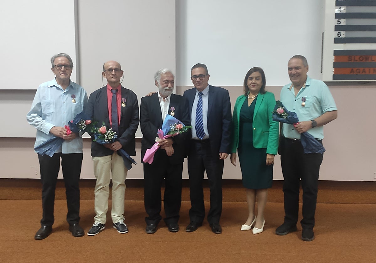 Xabier Artola (bigarrena ezkerretik) beste aitortu eta agintariekin.