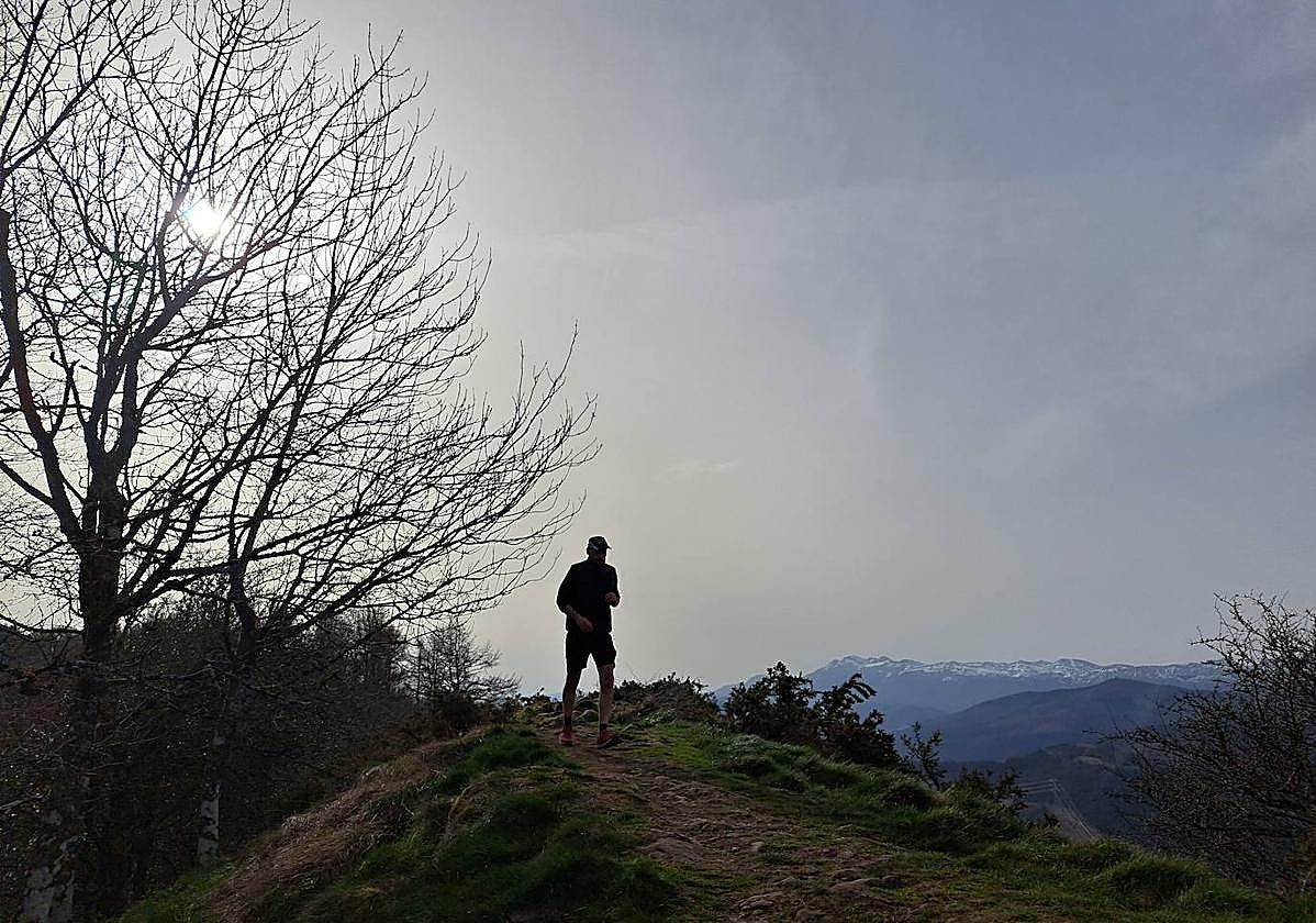 Un corredor disfruta de una jornmada soleada por la línea de Irimo en la zona entre Meaka y Trintxuleku.