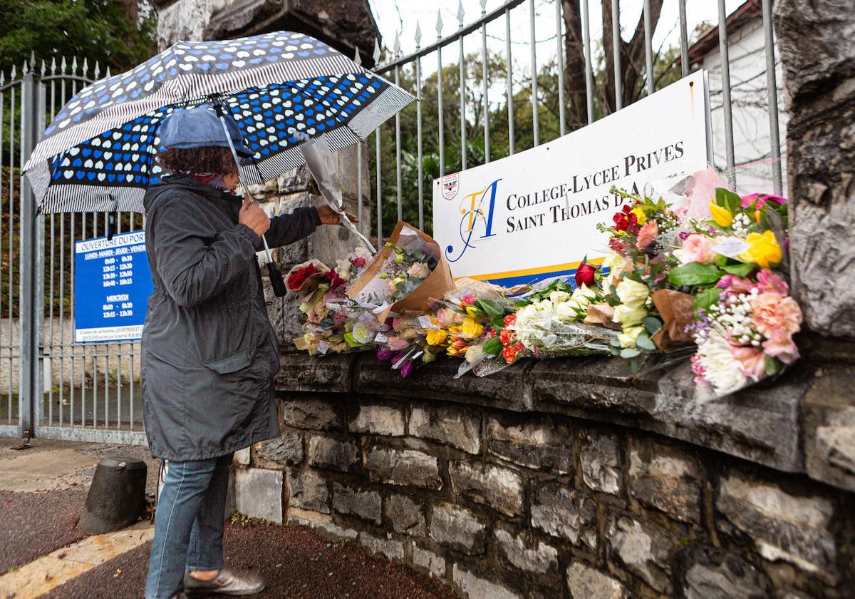 Altar improvisado con flores en memoria de la profesora asesinada el miércoles en San Juan de luz.