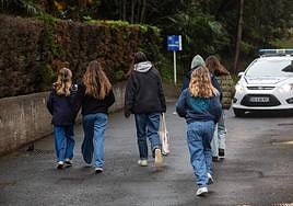 Alumnas del Liceo Santo Tomás de Aquino llevan flores al minuto de silencio en recuerdo a la profesora asesinada en San Juan de Luz.