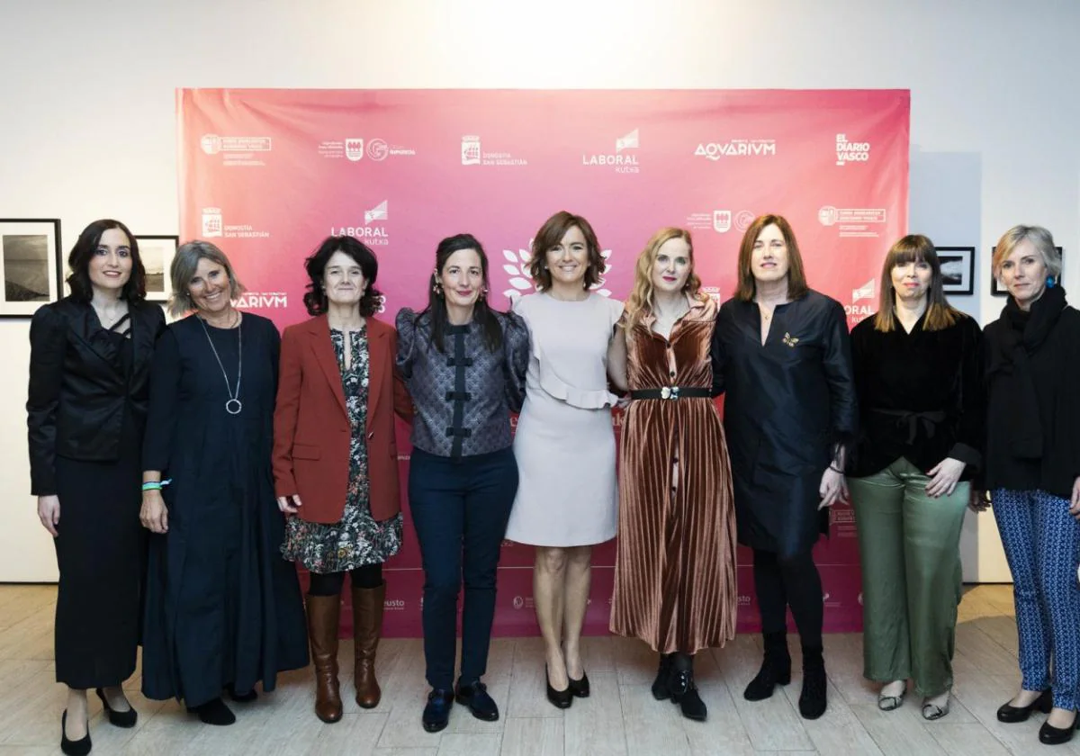 La presidenta y directivas de Aspegi, con las galardonadas Izaskun Larrañaga y Leire Etxetikia.