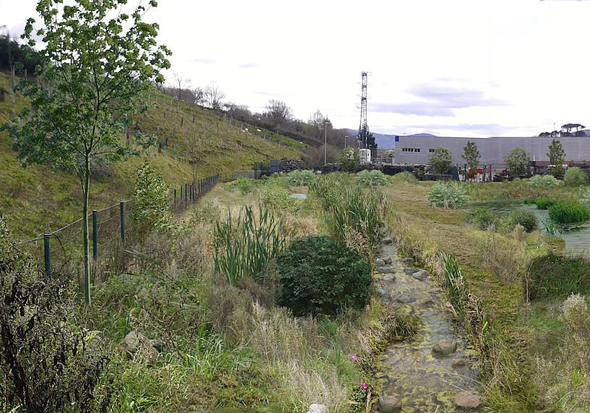 Imagen virtual de la regata de Errekatxulo, una vez renaturalizada. Al fondo, pabellones industriales.