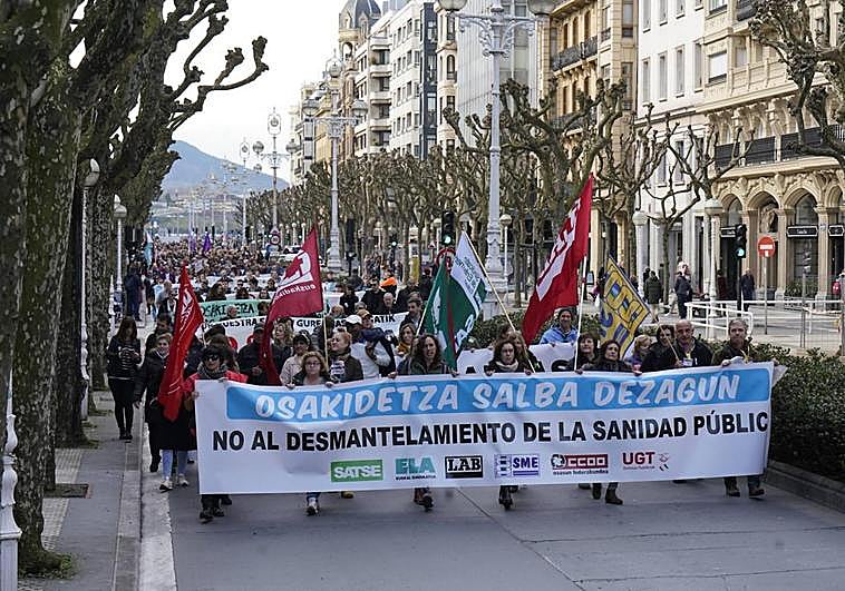 Cabecera de la manifestación de este mediodía en San Sebastián.