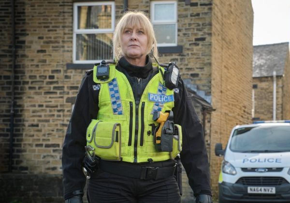 La actriz Sarah Lancashire encarna con brillantez a la sargento Catherine Cawood en la serie 'Happy Valley'.