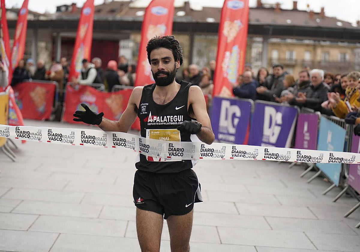 Unai Arroyo cruza la línea de meta de la plaza de San Juan como campeón en la categoría masculina.