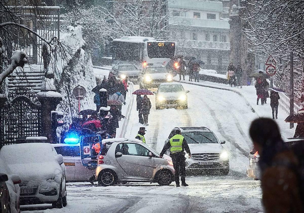 Imagen de caos circulatorio que se generó a primera hora de la mañana en la cuesta de Aldapeta