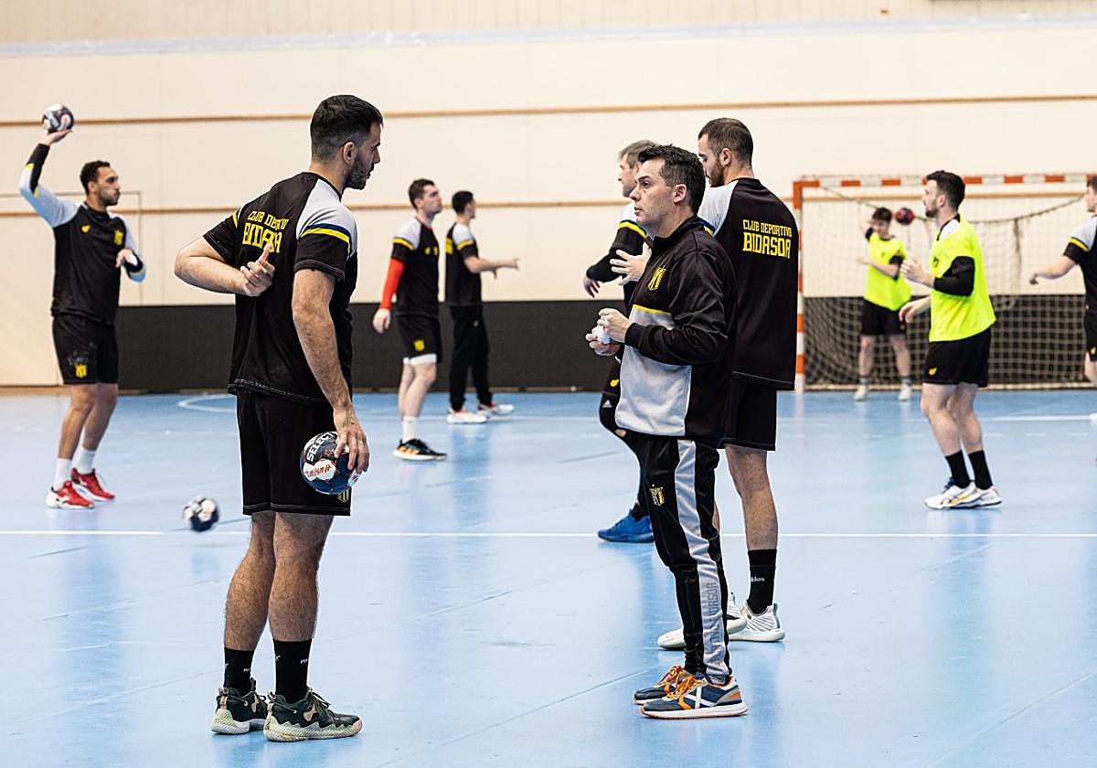 Jacobo Cuétara charla con Ander Ugarte en los primeros minutos de un entrenamiento en Artaleku.