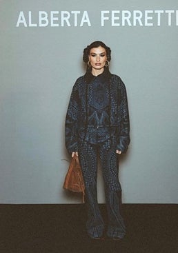 Imagen - Madame de Rosa en el desfile de Alberta Ferretti.