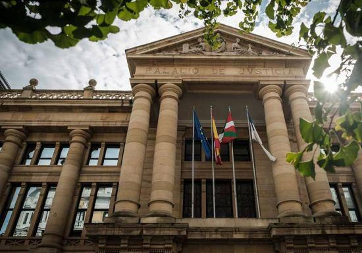 Condenados a seis años de prisión cuatro jóvenes por secuestrar, agredir y extorsionar a una menor trans en Donostia