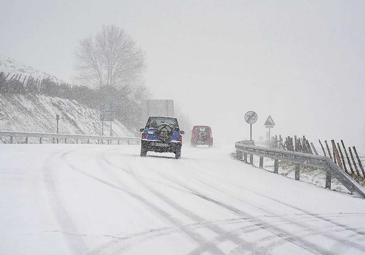 Las carreteras de las zonas a mayor altitud como Berastegi fueron las más afectadas por la nieve.