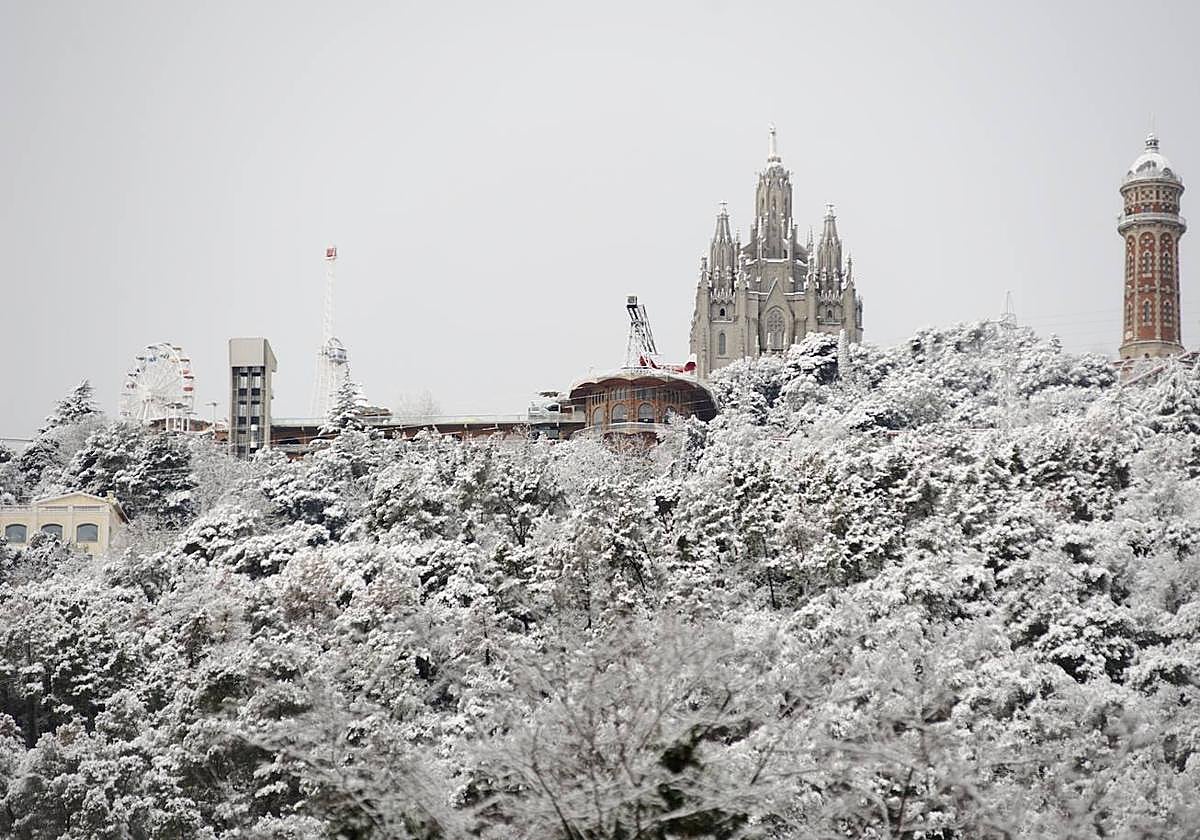 La borrasca 'Juliette' ha dejado nieve en la parte alta de Barcelona.