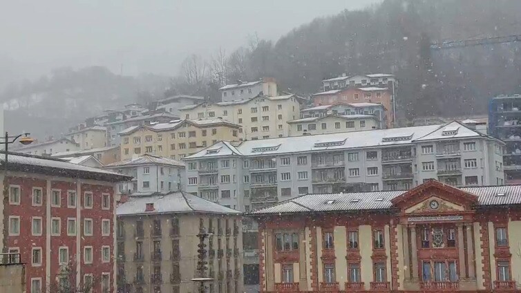 La nieve tiñe de blanco Eibar