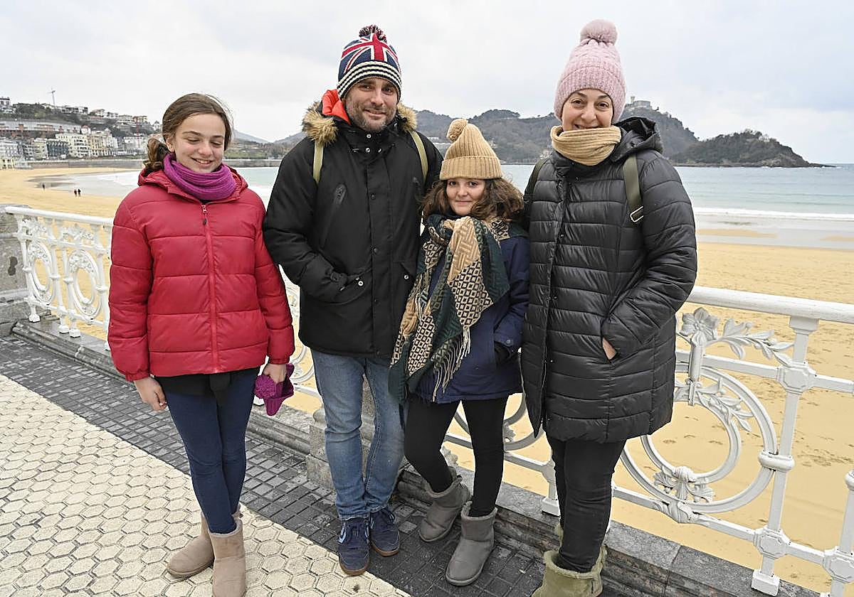 Iago y Raquel, madrileños que llegaron el viernes a Donostia, con sus hijas, Olivia y Alexandra