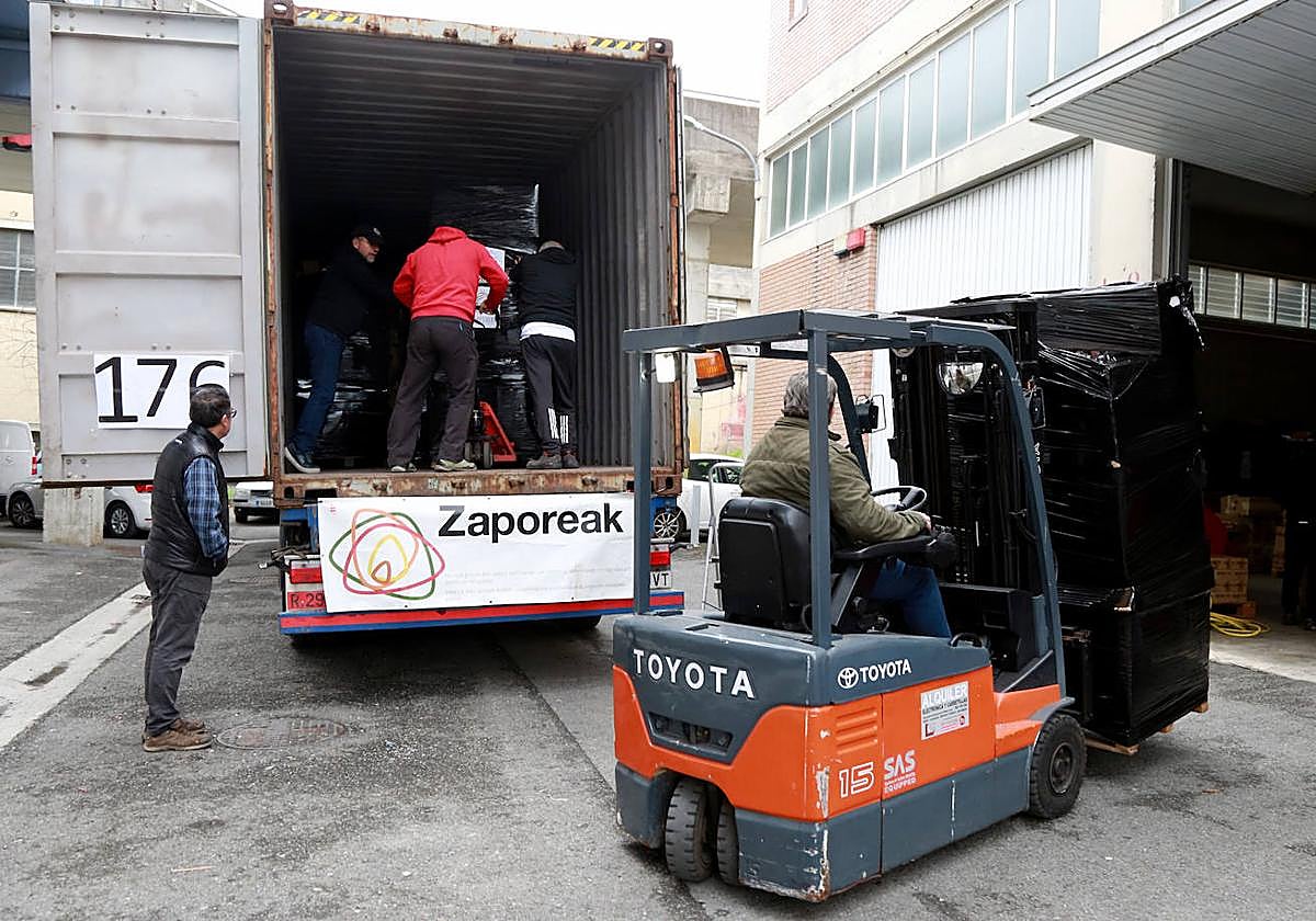 Voluntarios de Zaporeak cargan uno de los trailers con destino Siria.