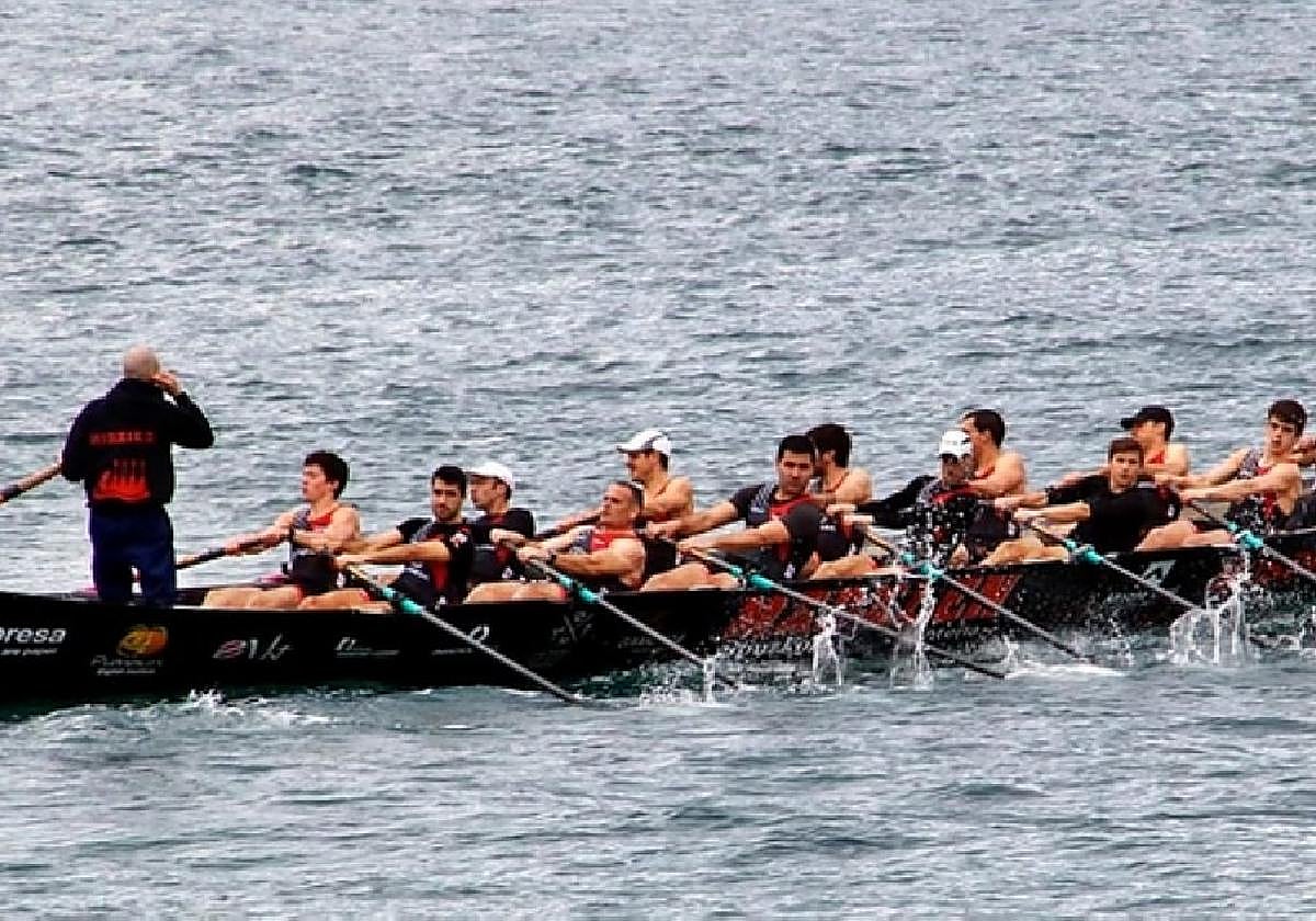 La tripulación masculina en el descenso de Hondarribia.