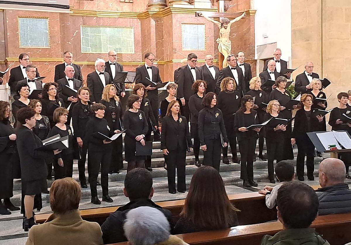 Zarautz Abesbatzako partaideak Frantziskotarretan eman zuten azken kontzertuan.