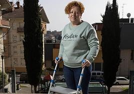 Maite Fernández posa con el andador que se ve obligada a utilizar en una plaza de Urretxu.