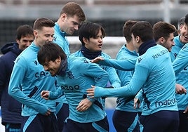 Los compañeros de Silva le realizan un pasillo en la vuelta a los entrenamientos
