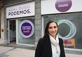 Echeveste, que es licenciada en Traducción e Interpretación, a la entrada de la sede de Podemos en Gros.