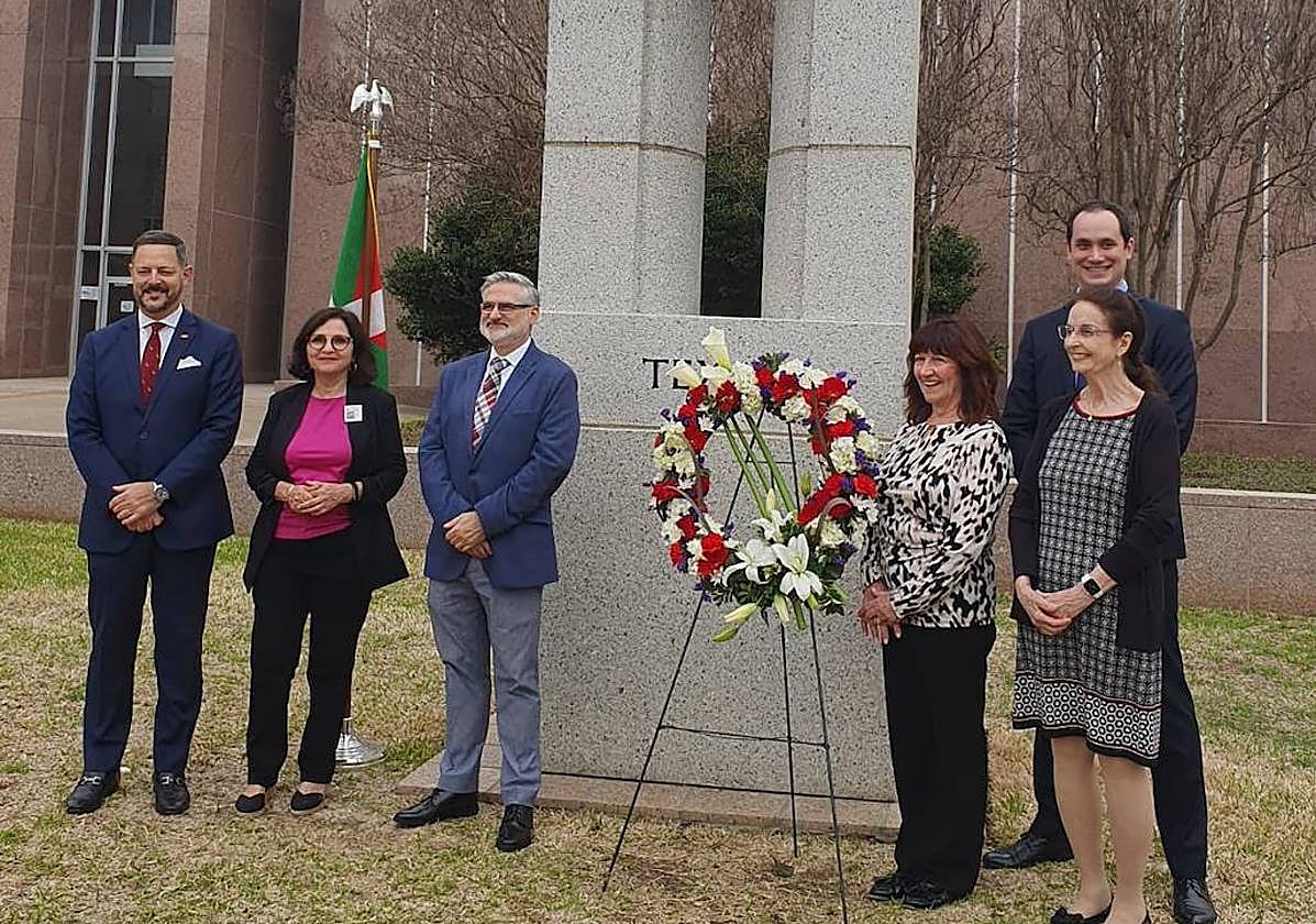 Rafael Anchía, Maggie Rivas, Pedro J. Oiarzabal, Marie Petracek, Unai Telleria y Miren Carranza, en la ofrenda floral de este miércoles en Texas.