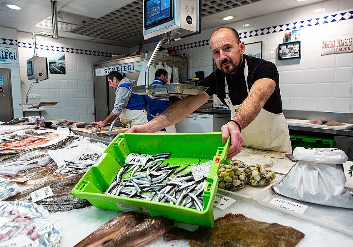 Las primeras anchoas se han vendido a 18,5 euros en el mercado de La Bretxa.