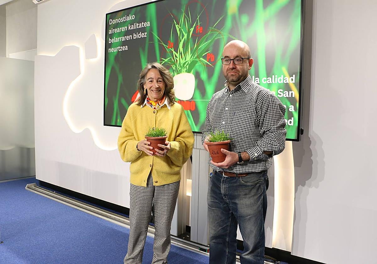 La concejala de Ecología del Ayuntamiento de Donostia, Marisol Garmendia, y el coordinador del proyecto, Iker Aranjuelo.