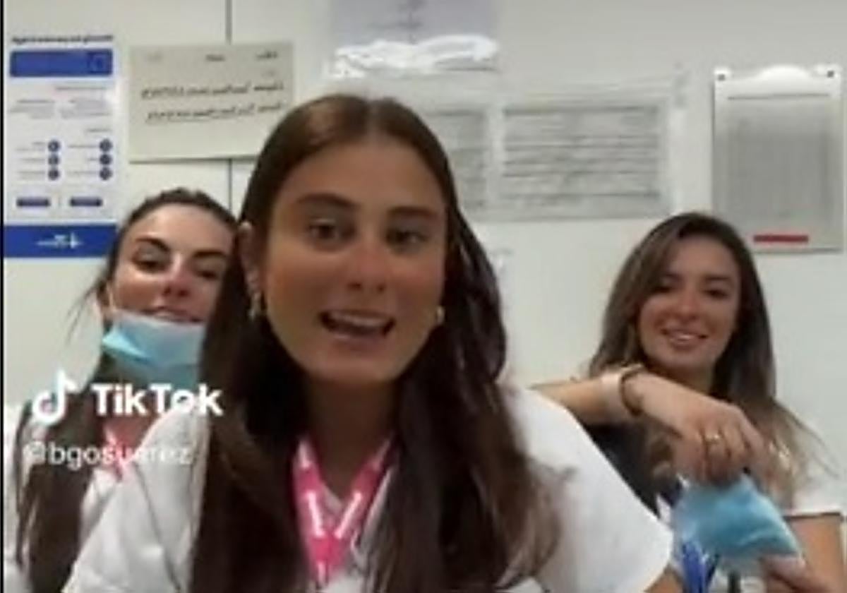 Momento del vídeo del TikTok de las enfermeras de Barcelona.