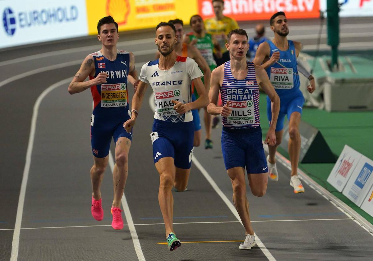 Jakob Ingebrigtsen, Azeddine Habz y George Mills en los 1.500 metros.