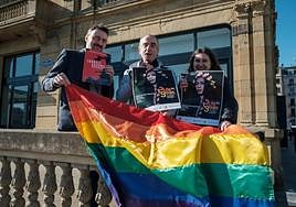 Mikel Martín, en el centro, posa en la presentación de Donostia Kultura del festival de cine Gaylesbotrans.
