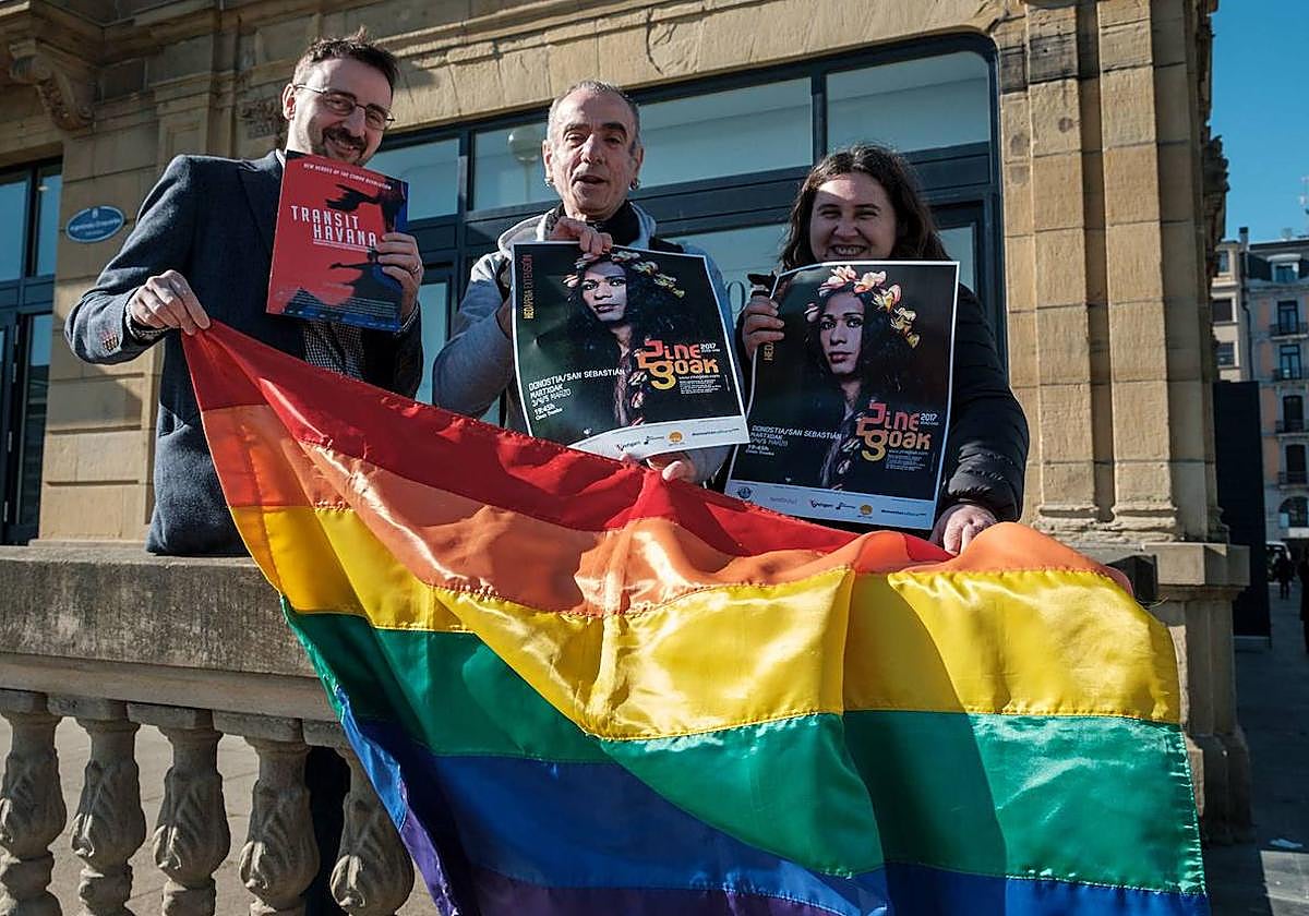 Mikel Martín, en el centro, posa en la presentación de Donostia Kultura del festival de cine Gaylesbotrans.