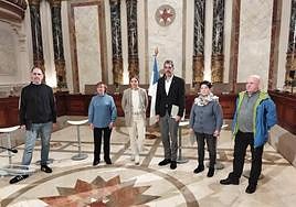 Aratz Estomba, Nekane Burutaran, Ane Oyarbide, Eneko Goia, Pilar Pingarrón y Mikel Pascual durante la comparecencia de este jueves en el Salón de Plenos del Ayuntamiento de Donostia.