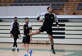 Ander Ugarte, en el entrenamiento del Bidasoa este viernes en el polideportivo de Hondarribia.