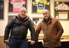 Albisu y Martínez posan en la sede de la Sociedad Ciclista Loinaz a la espera de una solución.