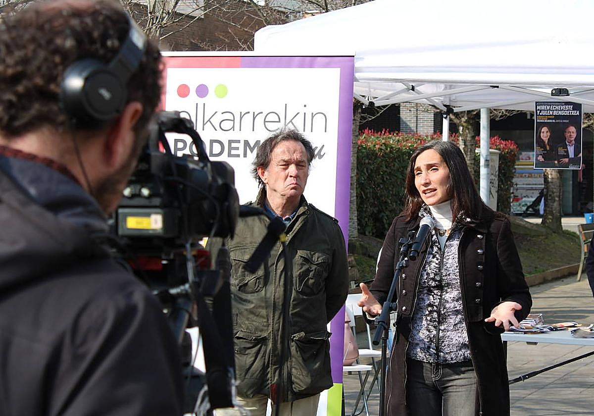 Miren Echeveste y Julen Bengoetxea, en el acto celebrado esta mañana en Astigarraga.