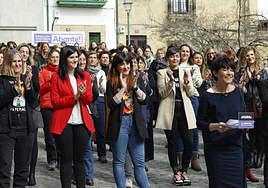 La candidata de EH Bildu a diputada general de Gipuzkoa, Maddalen Iriarte, a la derecha de la imagen, en el acto celebrado este sábado en Hondarribia.