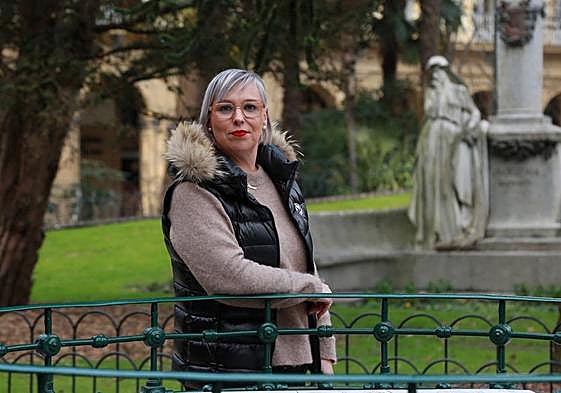 Nerea Isasi posa para la entrevista en los jardines de la Plaza Gipuzkoa, frente al edificio de la Diputación.