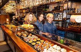 Las responsables del buen hacer del Federiko Taberna, y una muestra de sus ricas creaciones.