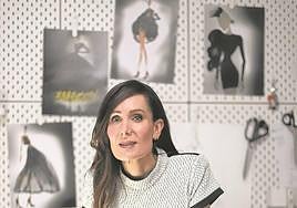 Isabel Zapardiez nos recibe en su 'atelier' de la calle San Marcial de San Sebastián.