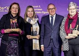 El diputado general Ramiro González junto a Pilar López, Maite Ruiz de Austri y Begoña Etayo.