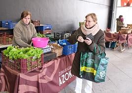 Uno de los puestos de Zumarragako Azoka ayer por la mañana.
