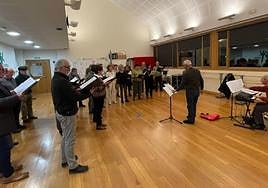 La coral Aretxabaleta Abesbatza lleva un mes ensayando el concierto y la misa que cantará en Ávila y hoy ofrecerá en la parroquia.