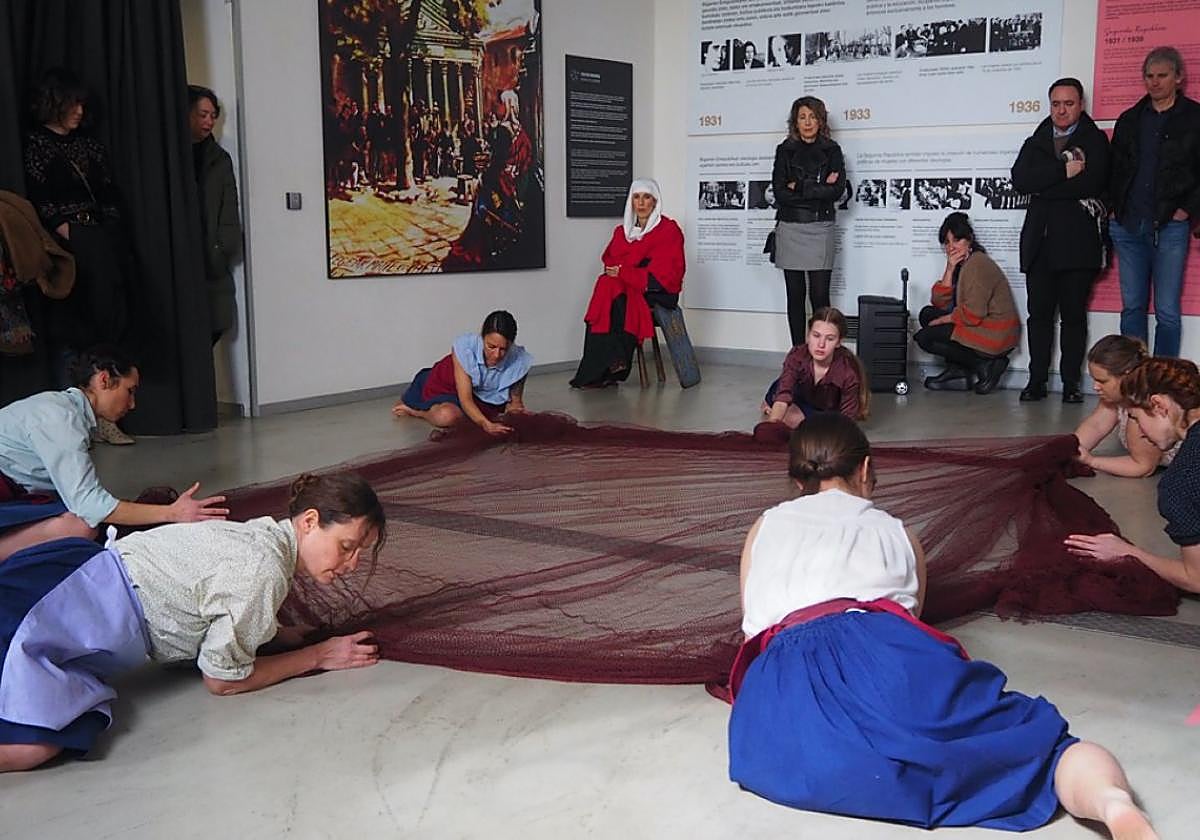 Dantzariak erakusketaren inaugurazioan.