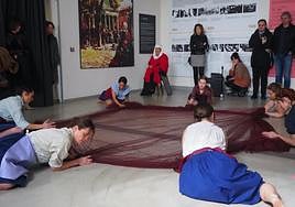 Dantzariak erakusketaren inaugurazioan.