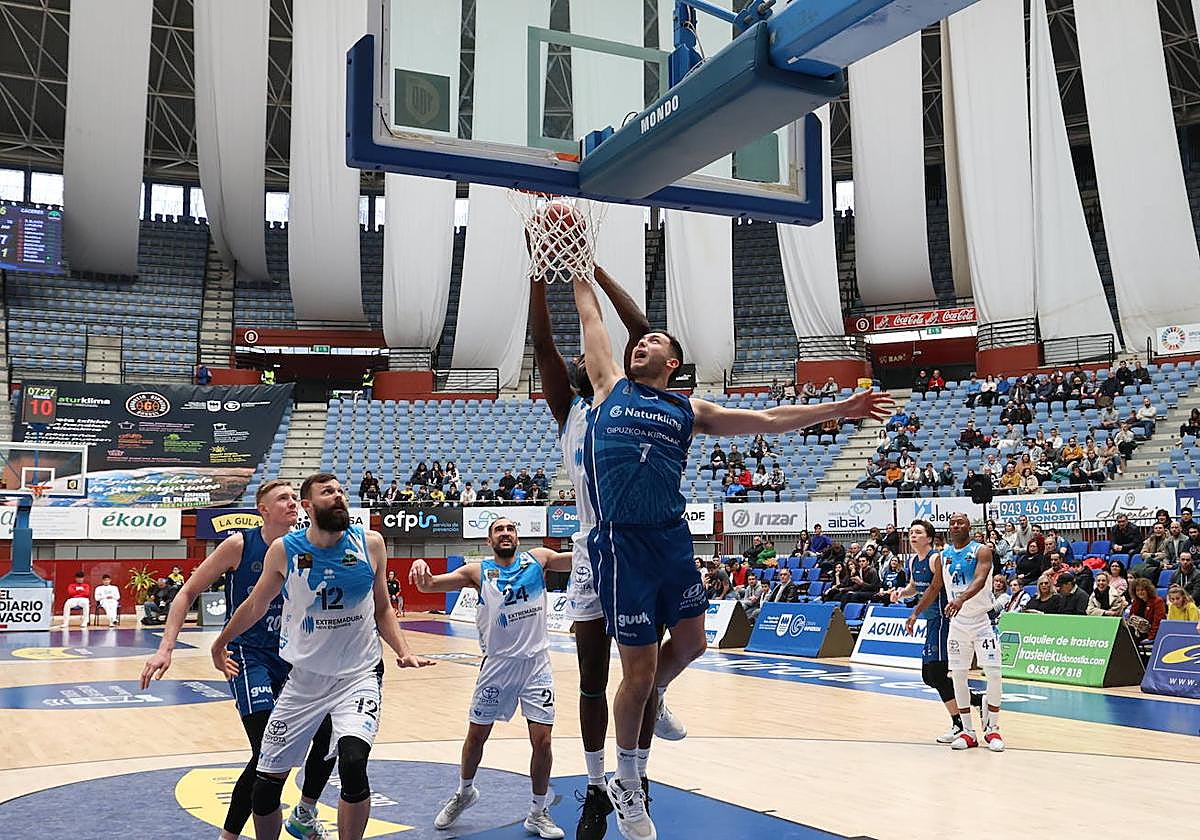 Oroz pelea un rebote con Bercy este domingo en Illunbe.