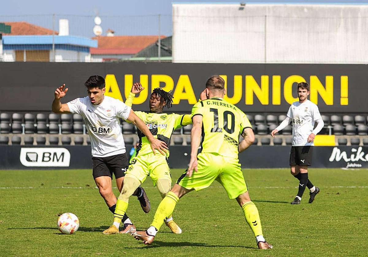 Momento del encuentro disputado en el Stadium Gal este domingo.