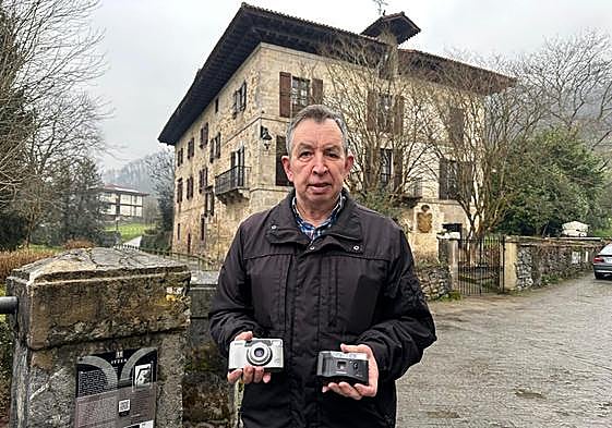 Goiko ante la casa de los Baroja, Itzea, en Bera, con sus primeras cámaras.