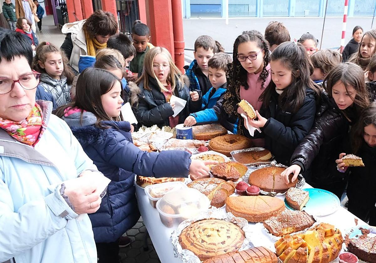 Alumnos de La Salle Legazpi comieron este lunes los bizcochos que ellos mismos habían preparado y además metieron dinero en las huchas.